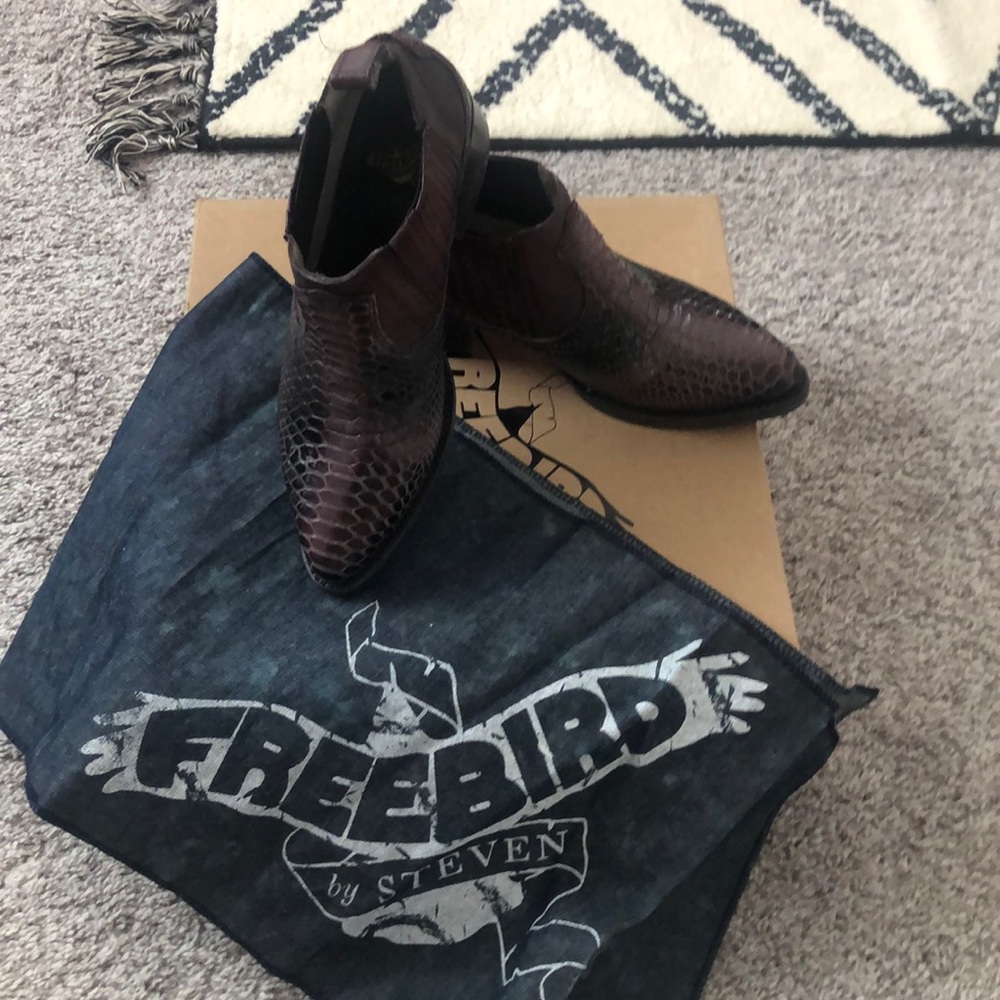 Freebird size 8- OPAL